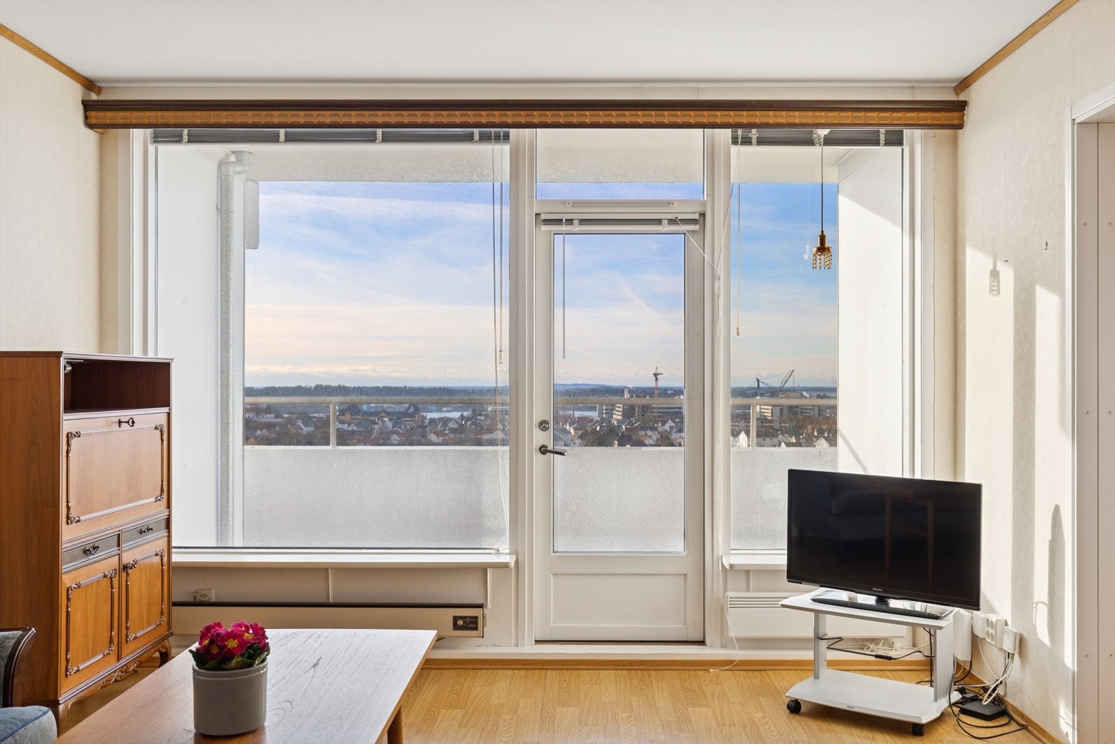 Store vindusflater som gir godt med lysinnslipp. Galleribilde