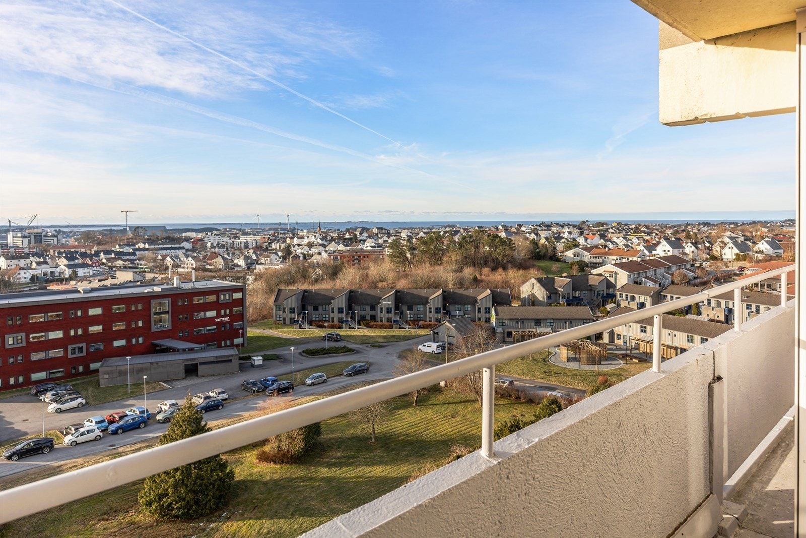 Balkongen har nydelig panoramautsikt som byr på de beste solforholdene og høy trivselsfaktor! Her oppe får du en rolig og luftig atmosfære, langt fra byens støy, samtidig som du har alt du trenger i nærheten. Galleribilde