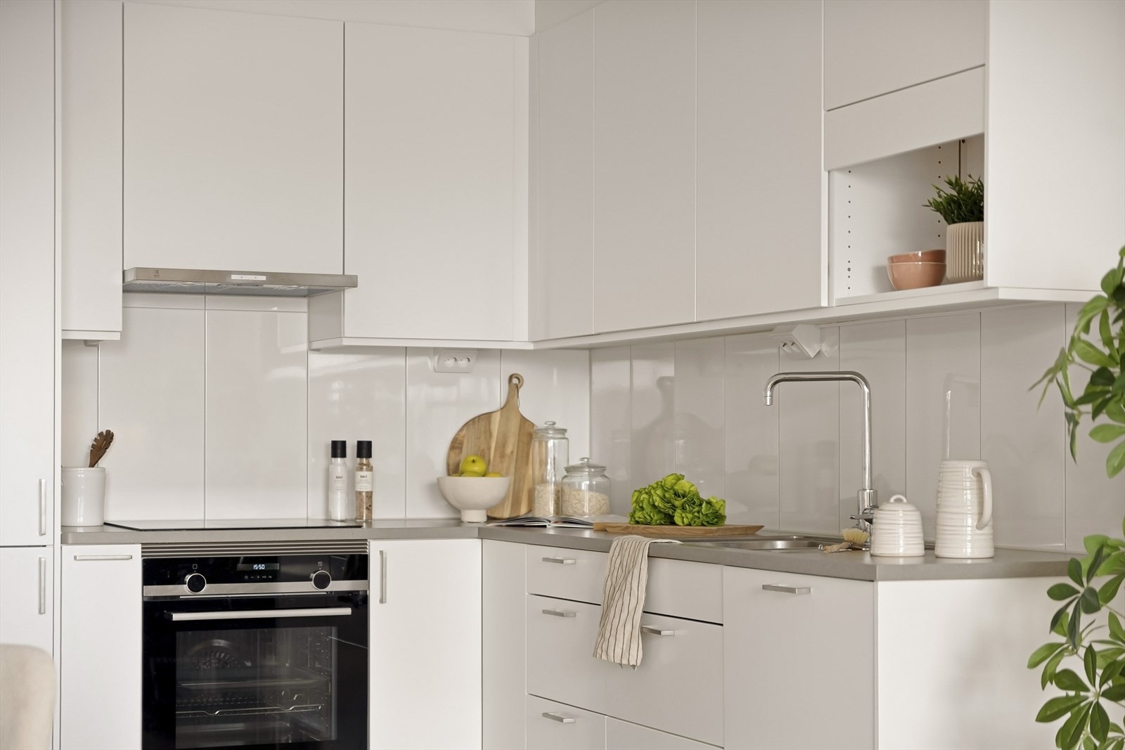 God belysning over en slitesterk laminatbenkeplate. Galleribilde