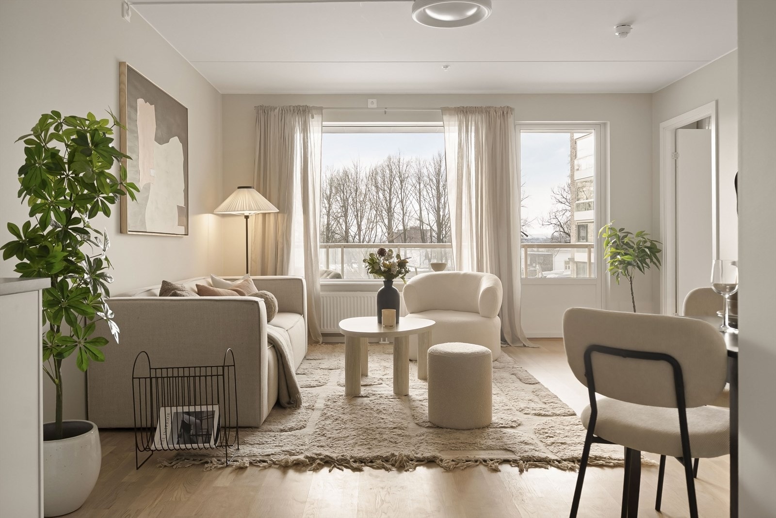 Gjennomgående lyse overflater og parkett på gulv skaper en helhetlig stil. Galleribilde