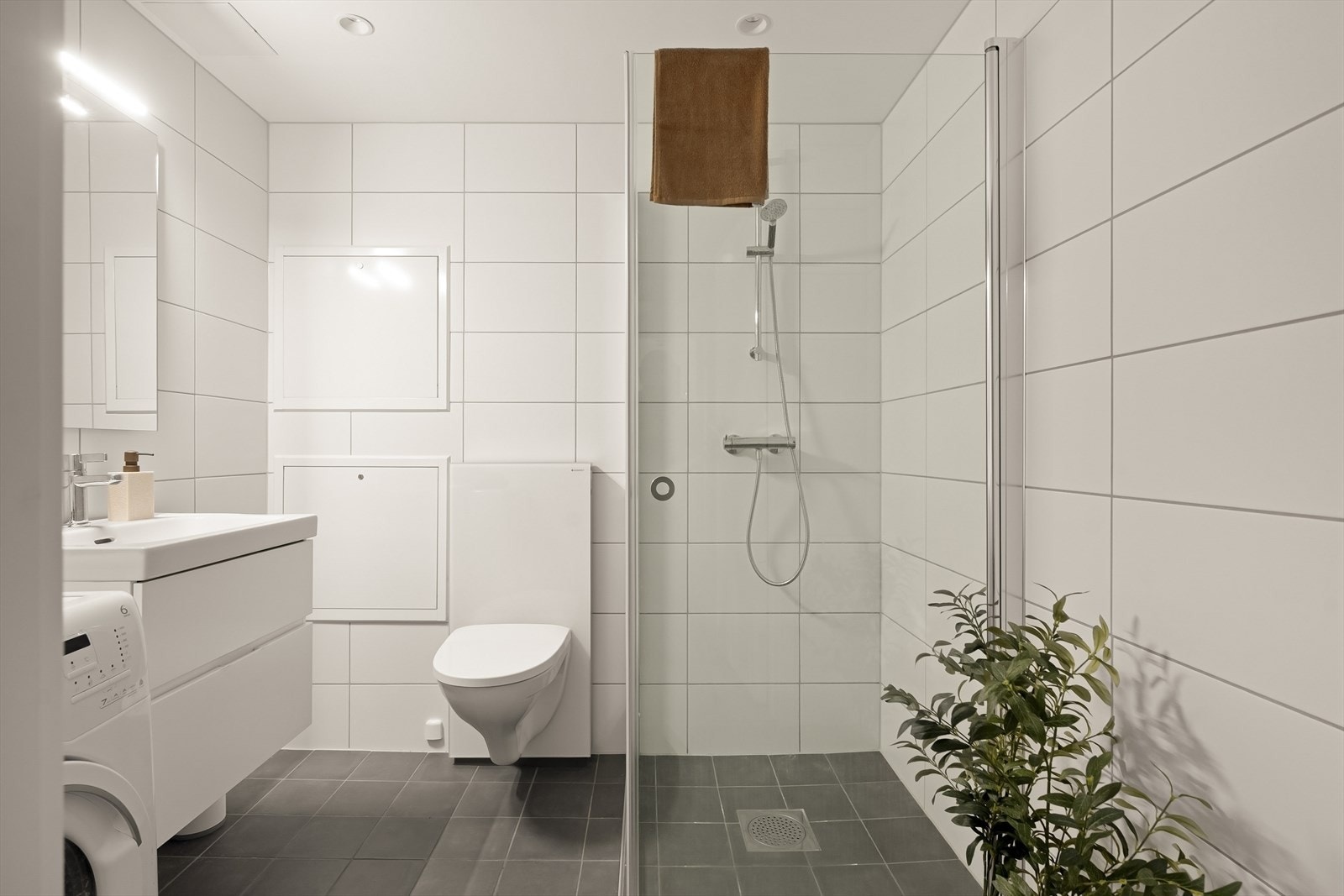 Flislagt bad med varme i gulvet for økt komfort. Galleribilde