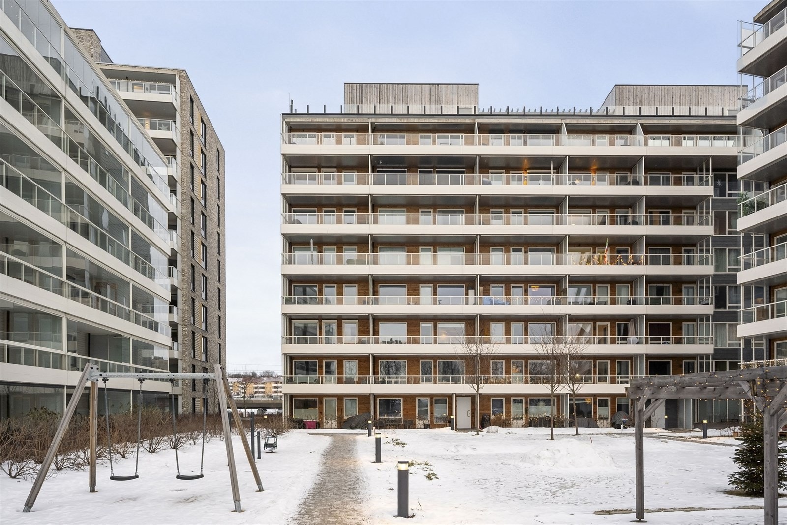 Sameiet har et pent opparbeidet gårdsrom med lekeapparater og sittegrupper. Galleribilde