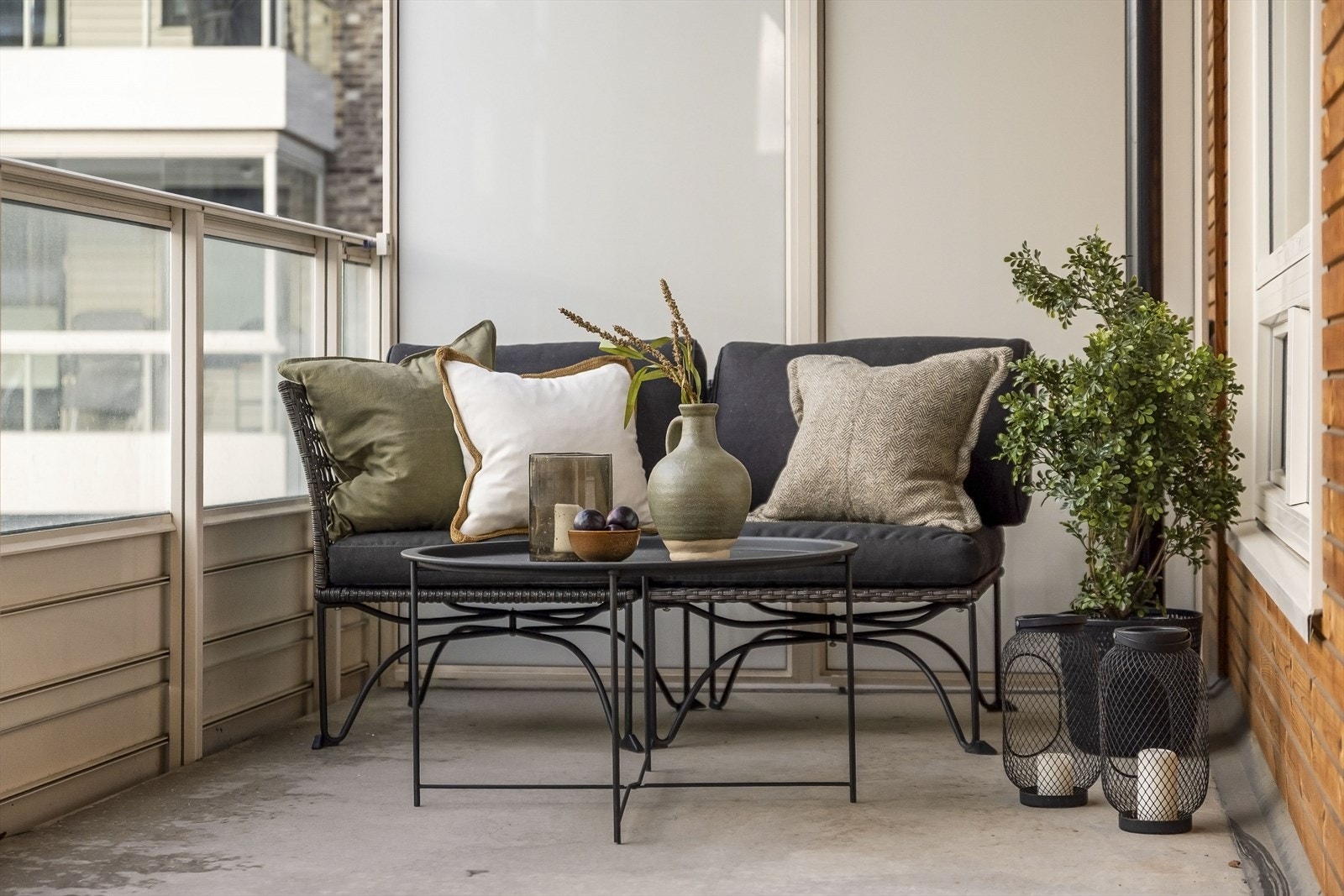 Et skjermet og privat uterom med utsikt mot det felles gårdsrommet. Galleribilde