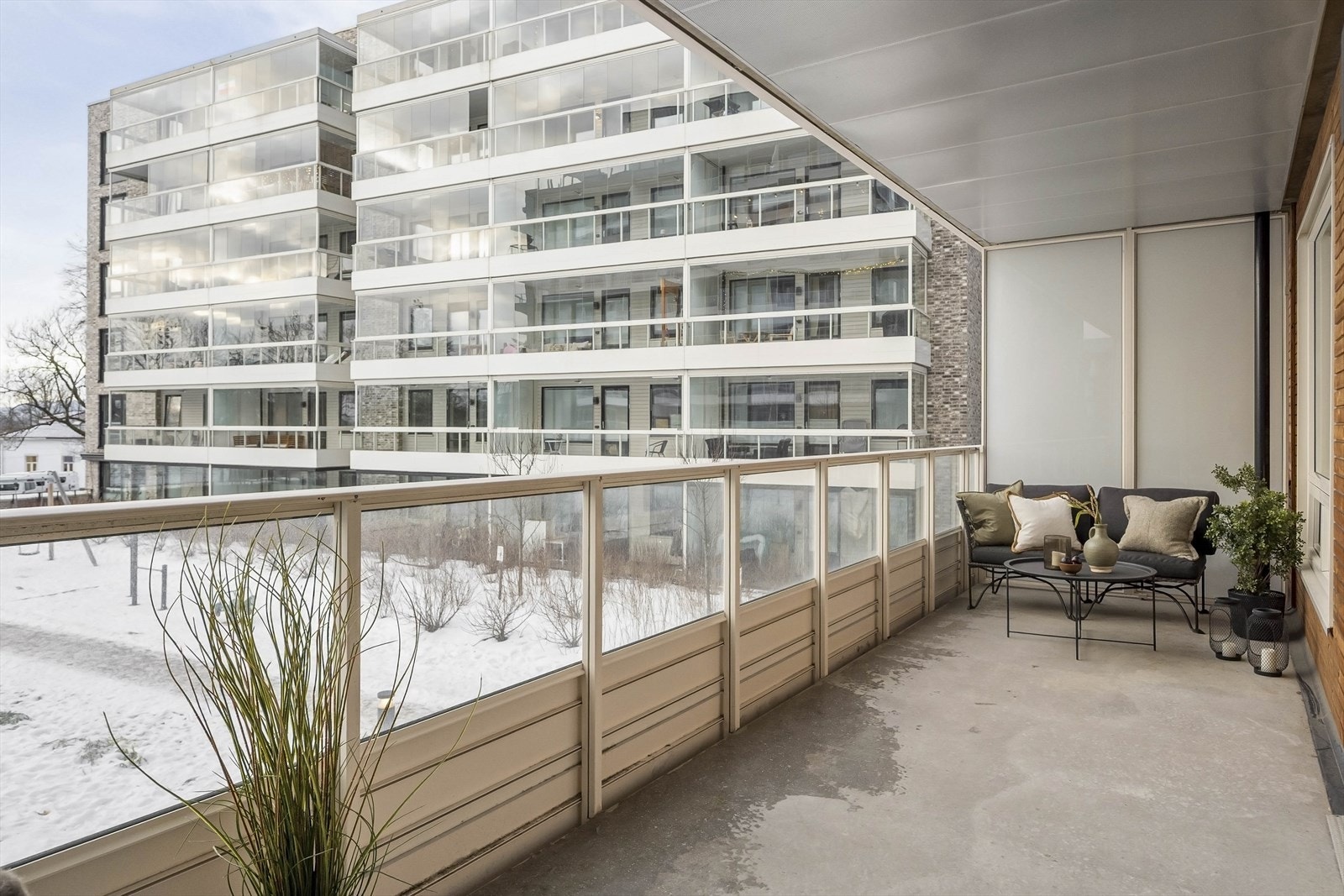 Balkongen er en fin forlengelse av stuen på sommeren. Galleribilde