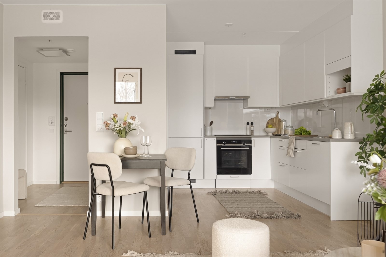 Leiligheten holder en høy standard med stilrene overflater og moderne fargevalg. Galleribilde