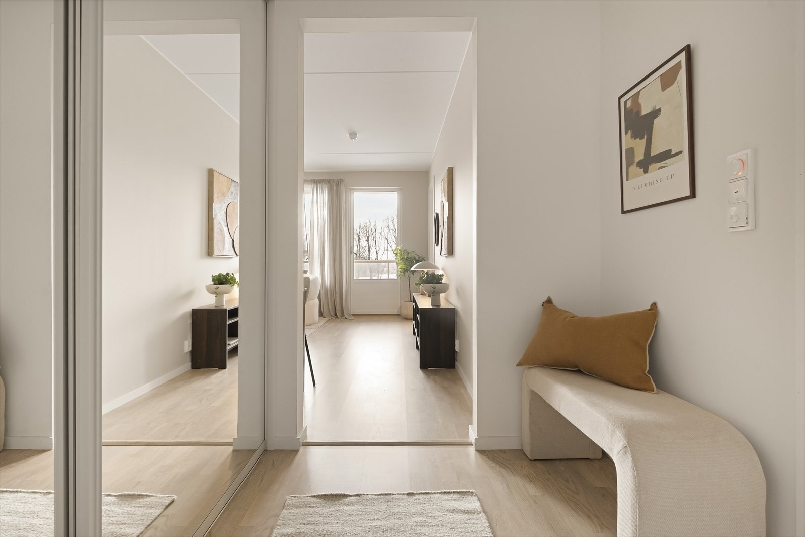 Fra entreen åpner leiligheten seg opp mot stuen og oppholdsrommene. Galleribilde