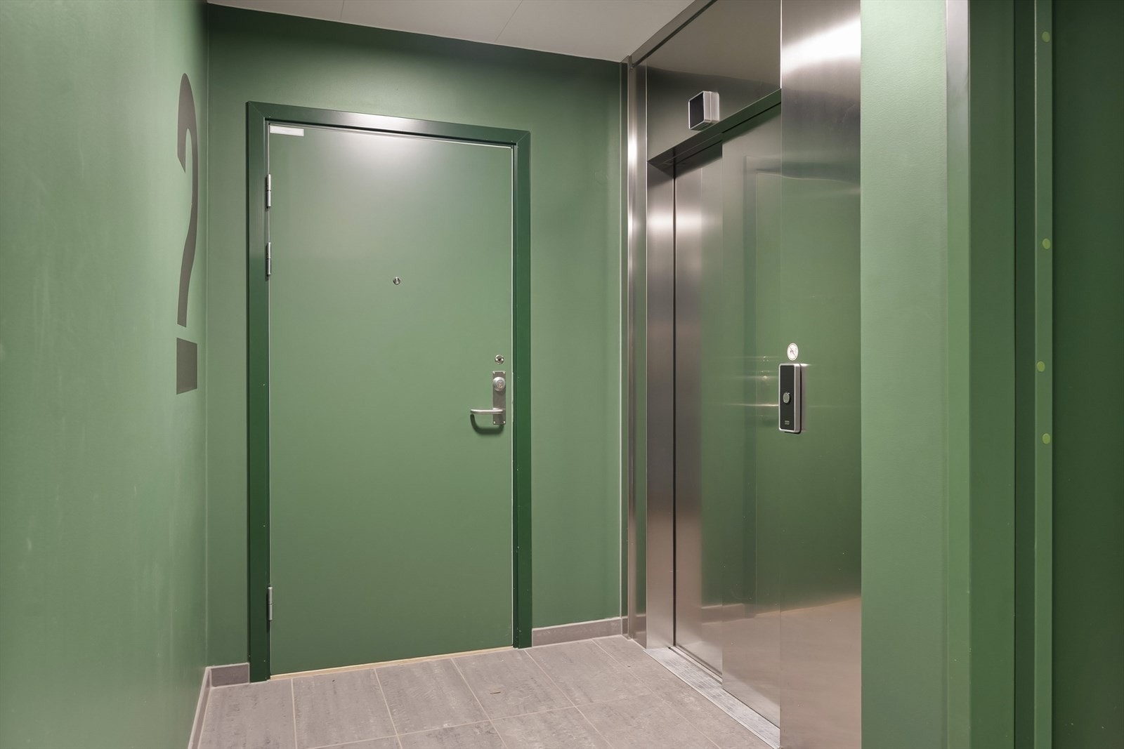 Heis tar deg enkelt og trinnfritt opp til leilighetens etasje. Galleribilde