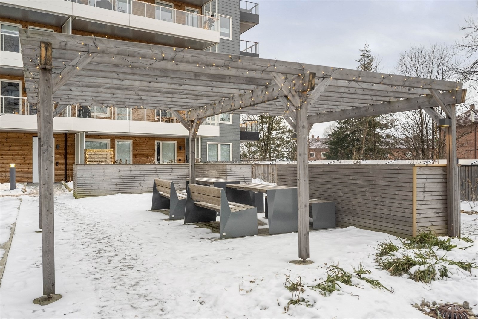 Sosiale soner med pergola og benker til felles bruk. Galleribilde