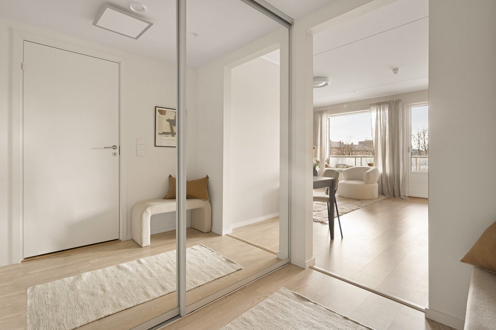 En stor skyvedørsgarderobe med speilfronter gir rikelig med oppbevaringsplass. Galleribilde