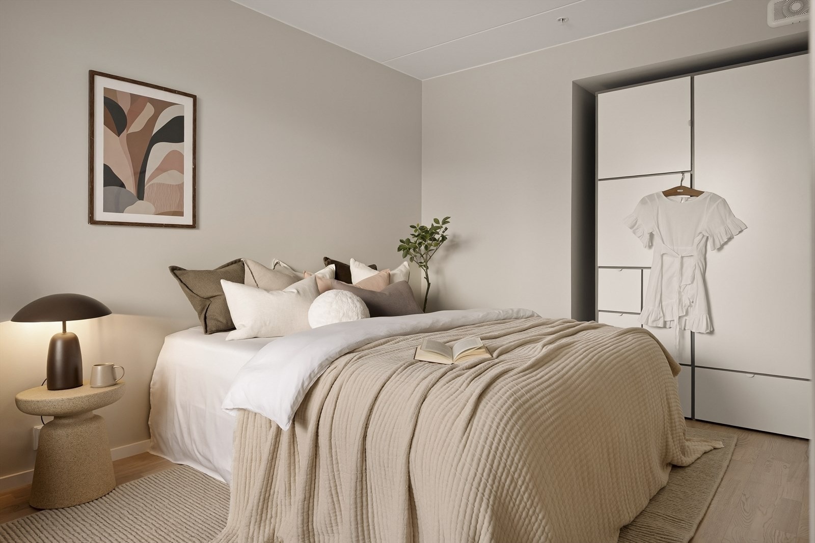 Soverommet har god plass til dobbeltseng og tilhørende nattbord. Galleribilde