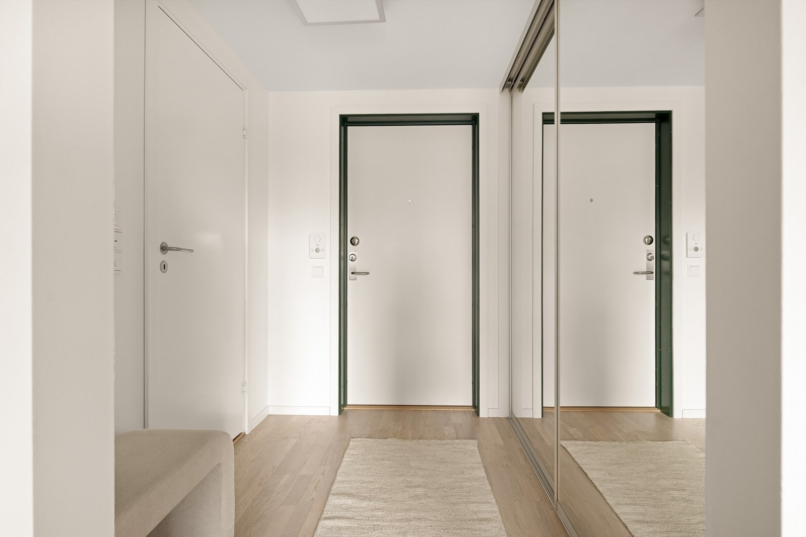 Du ønskes velkommen inn i en lys og innbydende entré. Galleribilde