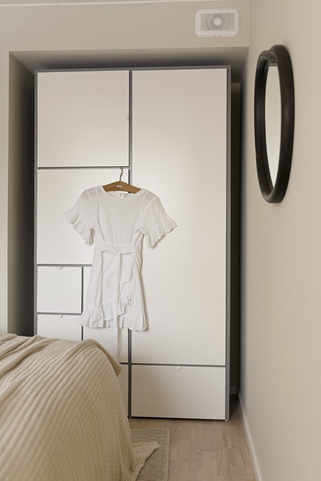 En praktisk garderobeløsning gir rikelig med oppbevaringsplass. Galleribilde