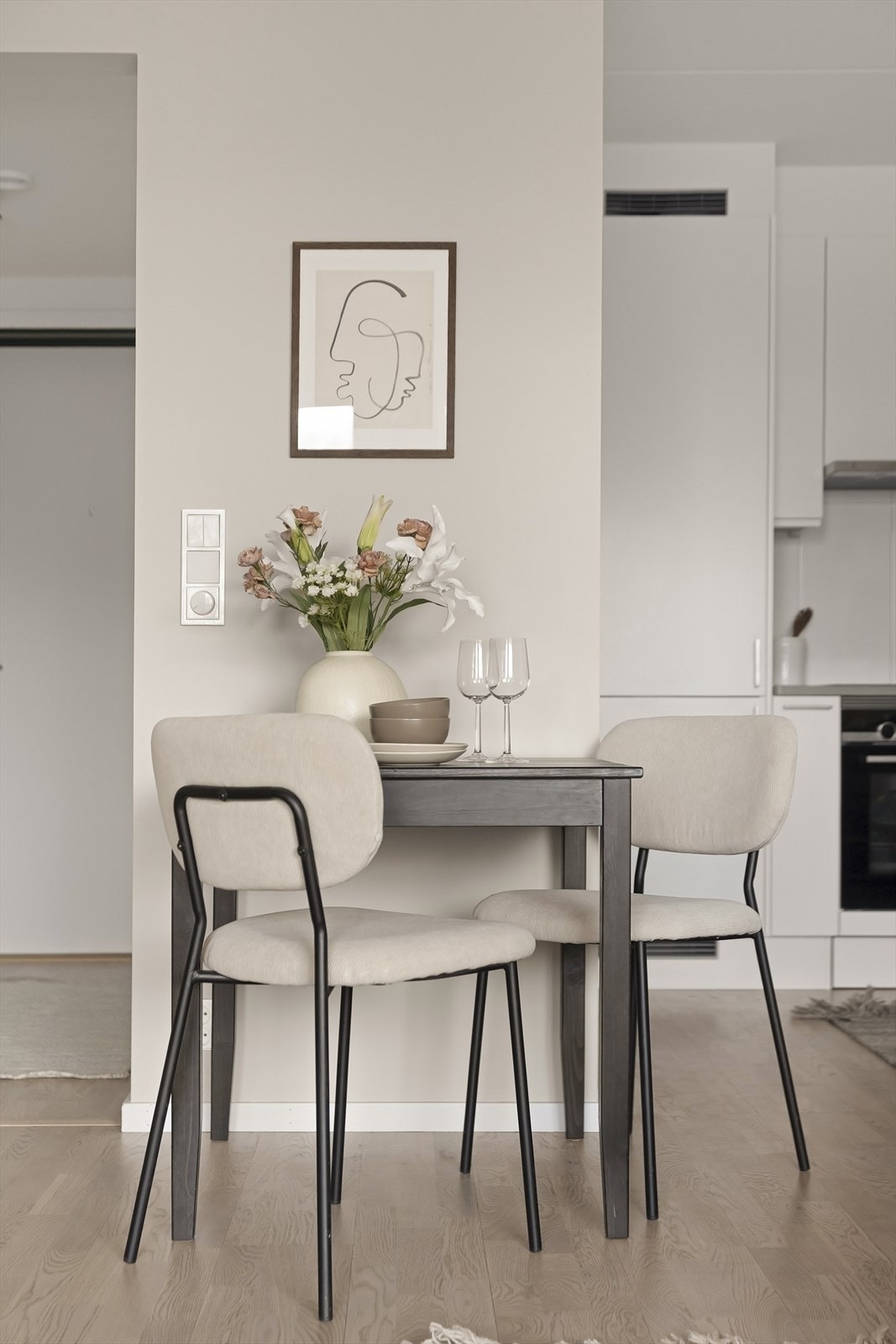 Det er en naturlig plass for spisebord i overgangen mellom kjøkken og stue. Galleribilde