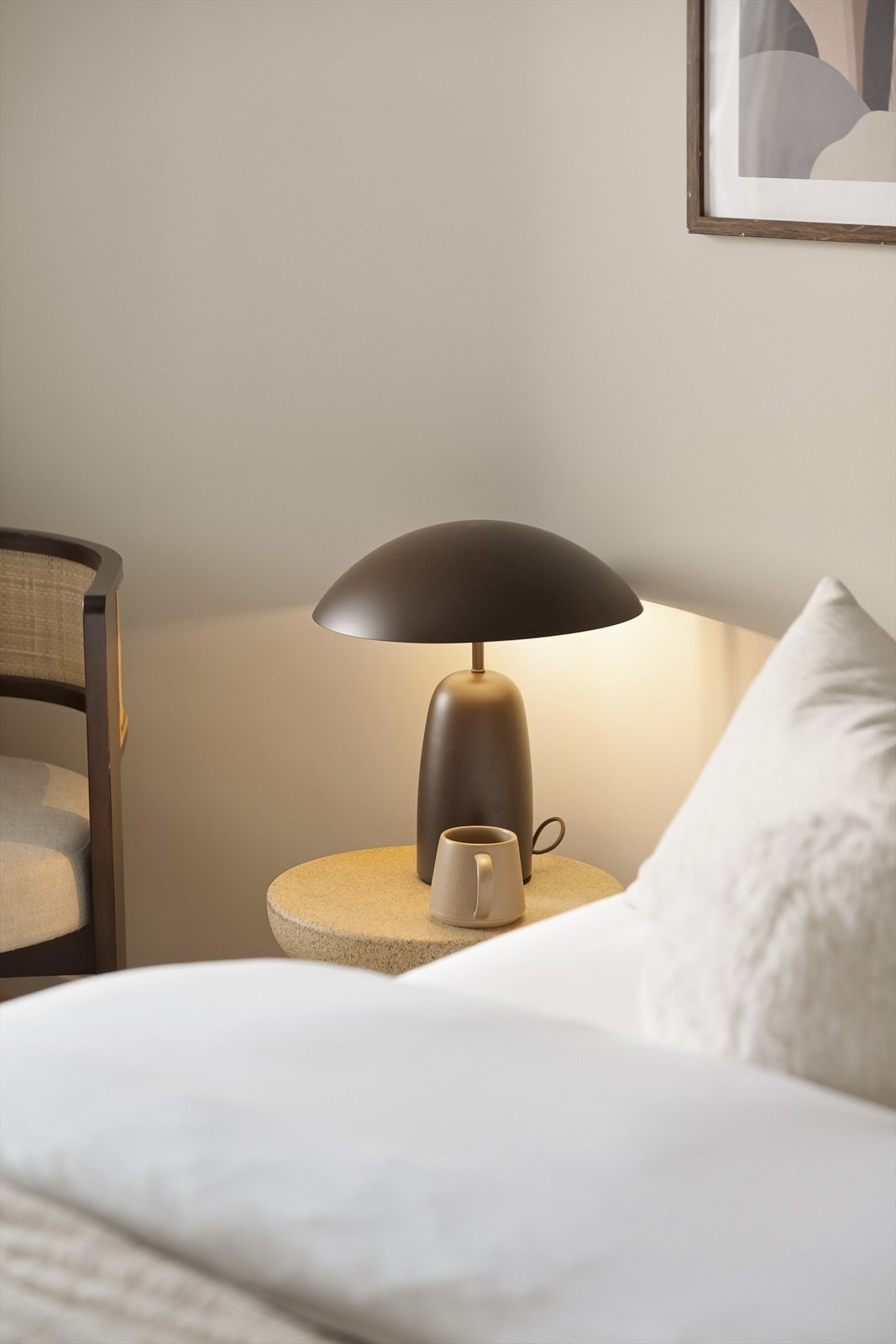 Gjennomtenkte detaljer og en behagelig palett også på soverommet. Galleribilde