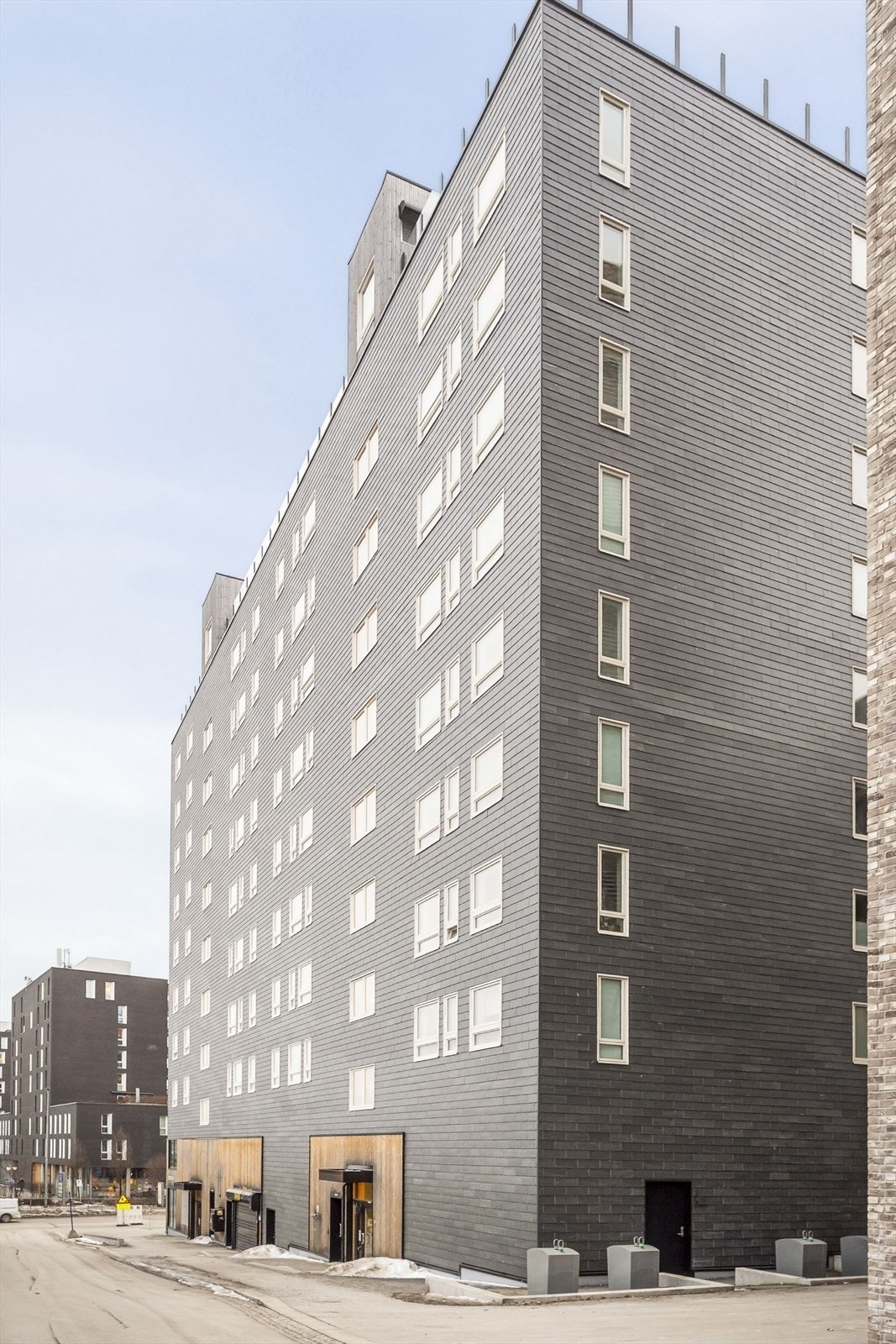 Bygget har en moderne arkitektur med vedlikeholdsvennlige fasadematerialer. Galleribilde