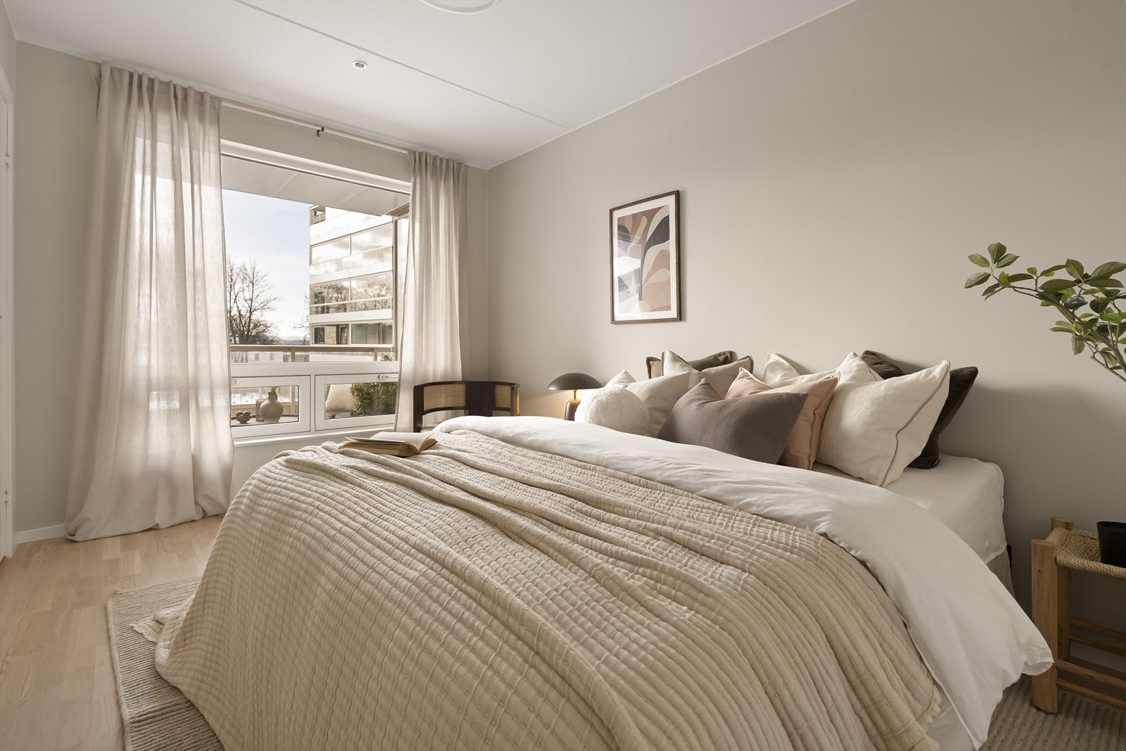 Et stort vindu gir godt med naturlig lys inn i rommet. Galleribilde