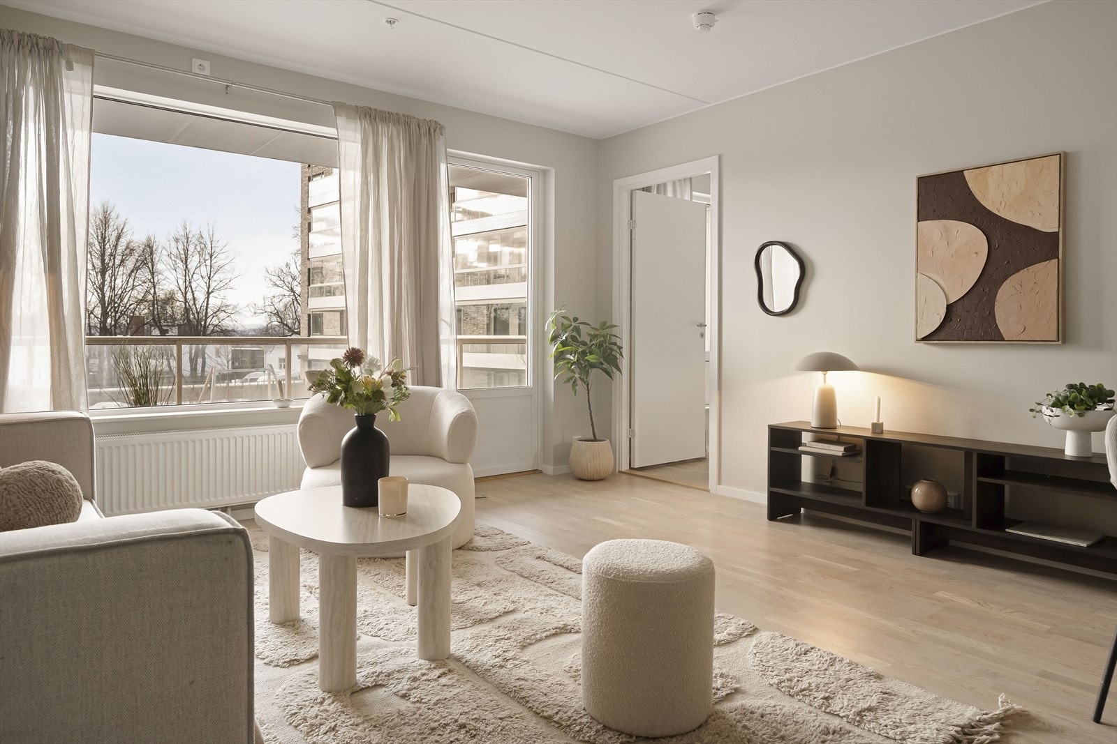 Fra stuen er det direkte utgang til en romslig, privat balkong. Galleribilde