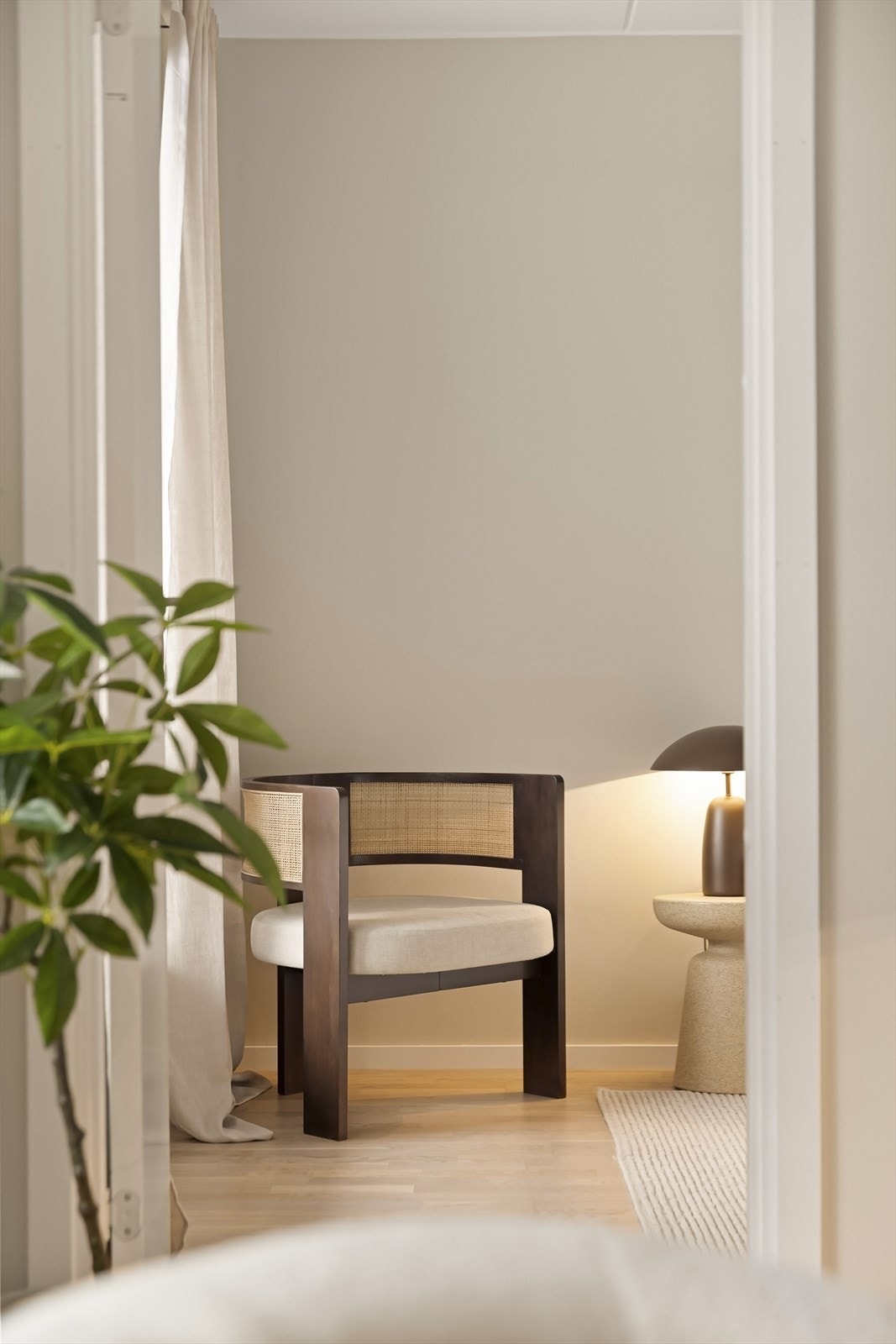 Leiligheten har et romslig soverom med en rolig atmosfære. Galleribilde