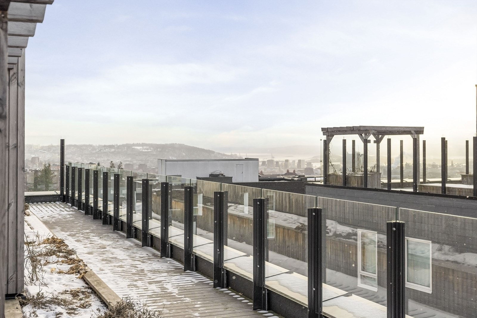 Herfra er det en vidstrakt utsikt over byen og fjorden. Galleribilde