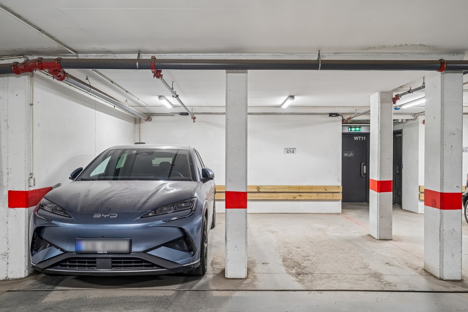 Garasjeplass med el- bil ladder. Det er bedre plass enn bilde viser. Galleribilde