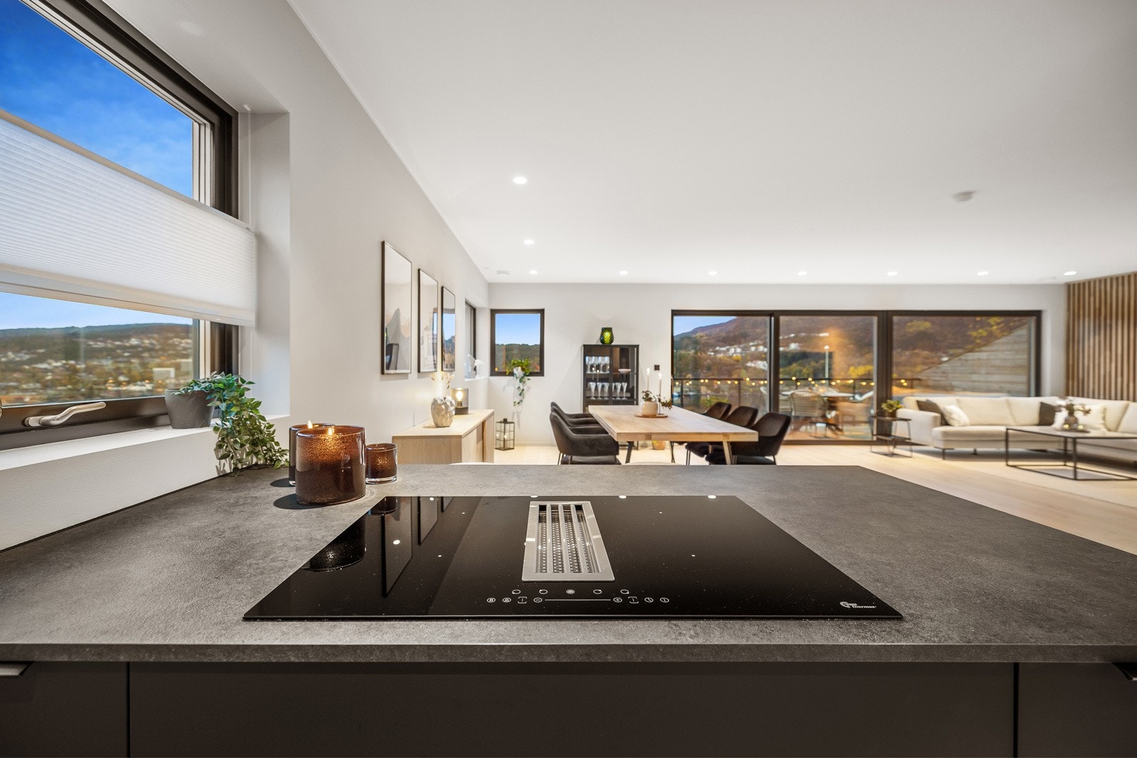 Kjøkkenøyen gir en sosial atmosfære, man trenger ikke stå med ryggen til familien når man skal lage middag! Galleribilde