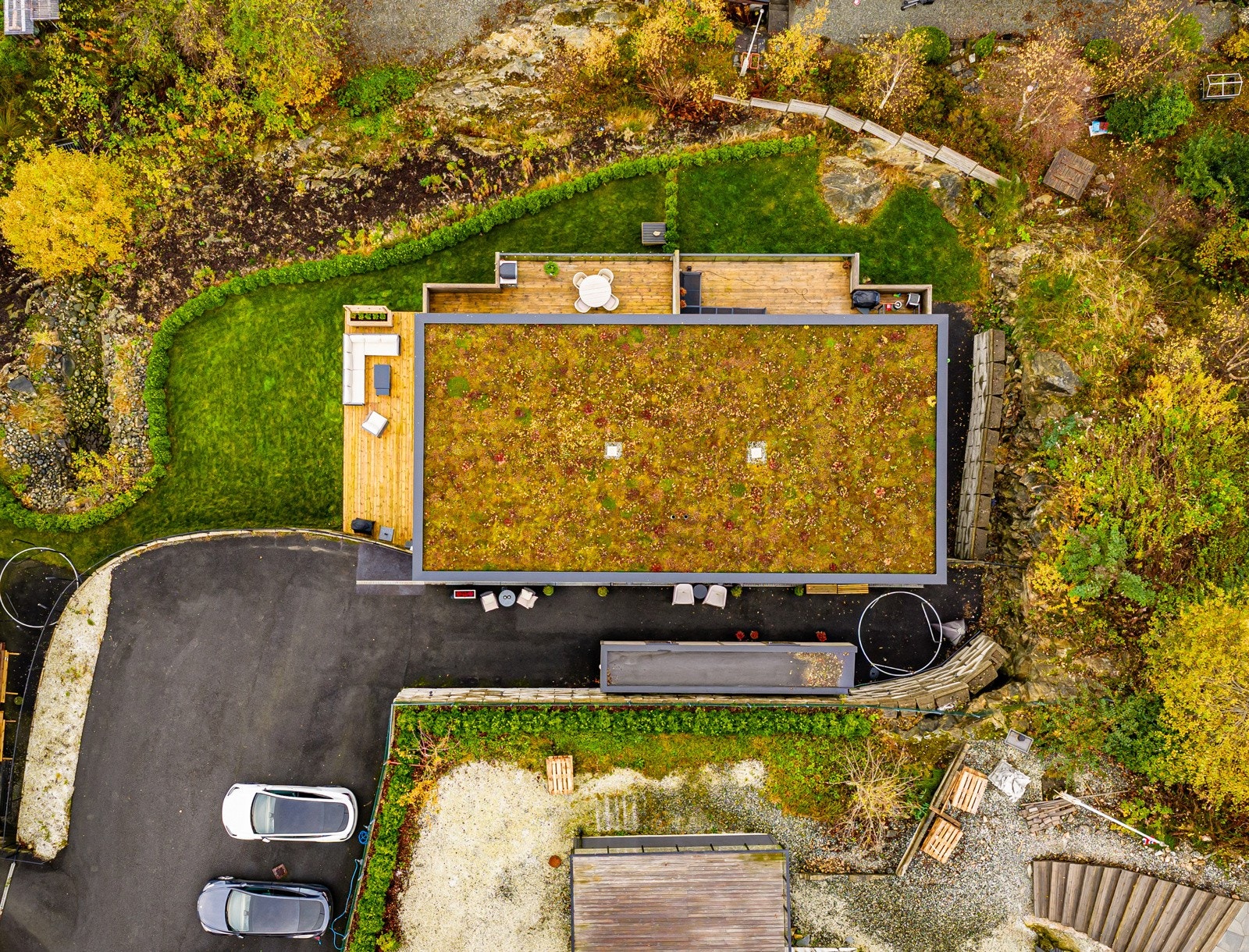 To parkeringsplasser rett utenfor bolig. Her er det elbillader på den ene plassen. Galleribilde