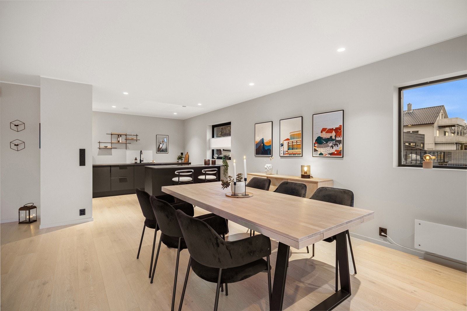 Den gode planløsningen gir god plass til større spisegruppe. Galleribilde