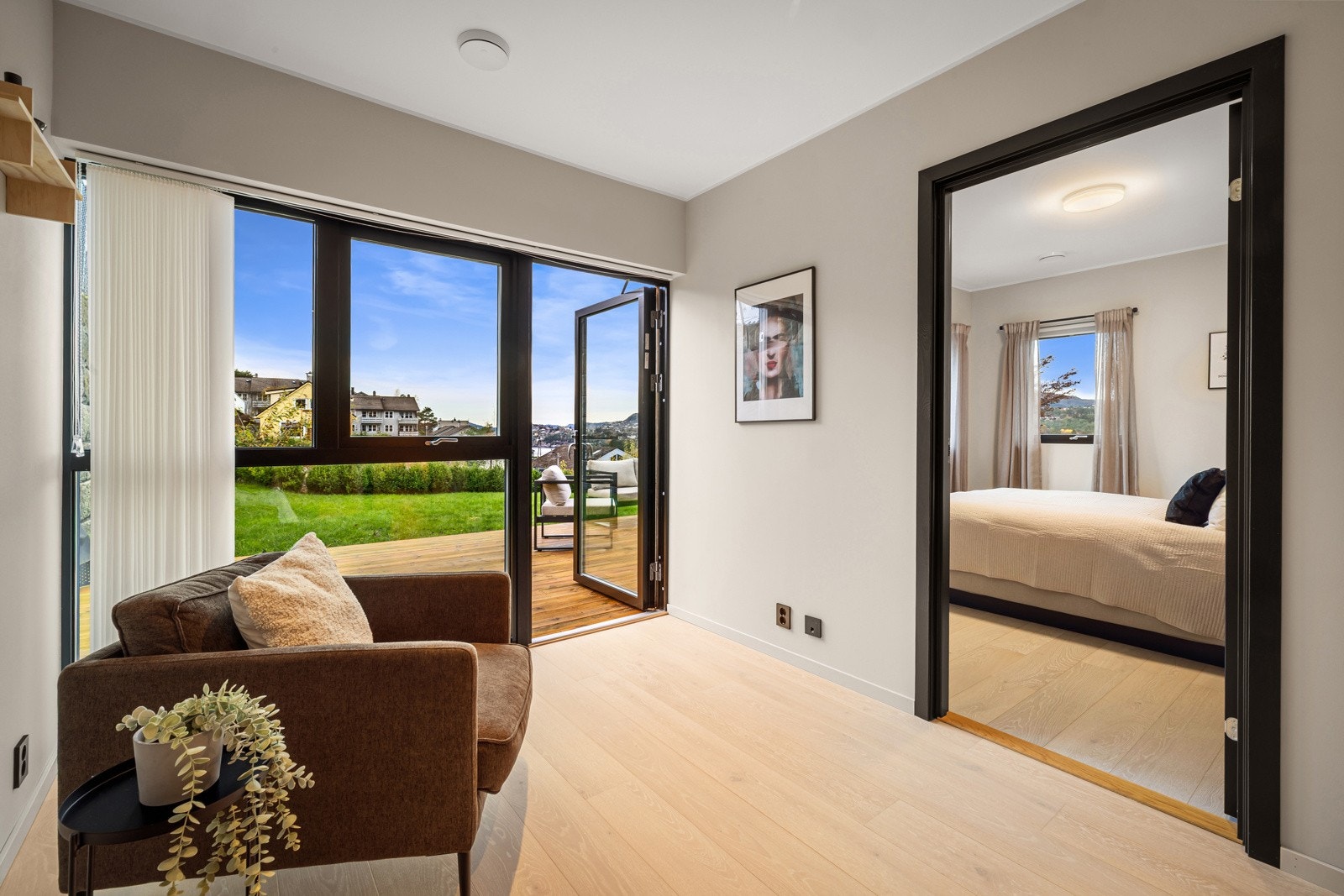 Fra stuen i underetasjen er det utgang til en stor markterrasse på 48 m² Galleribilde