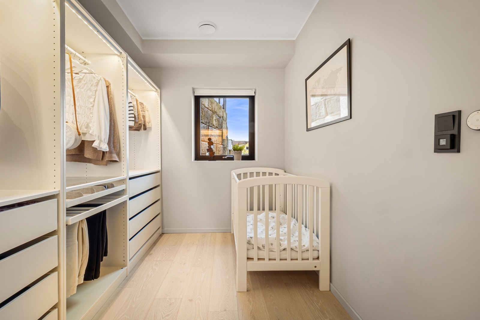 Soverommet er innredet med masse garderobeskap. Galleribilde