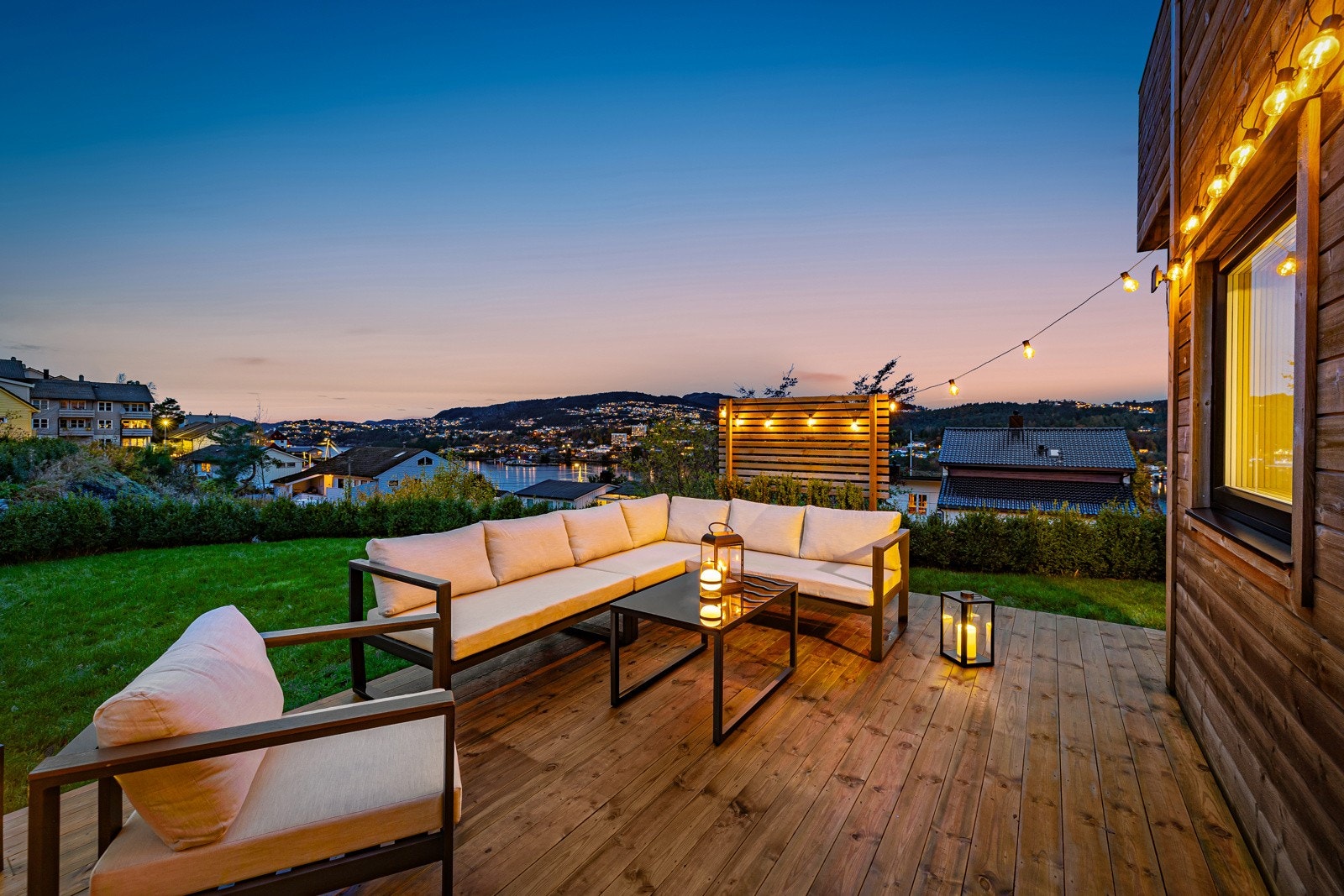 Terrassen nede ble bygget ny sommeren 2023. Galleribilde