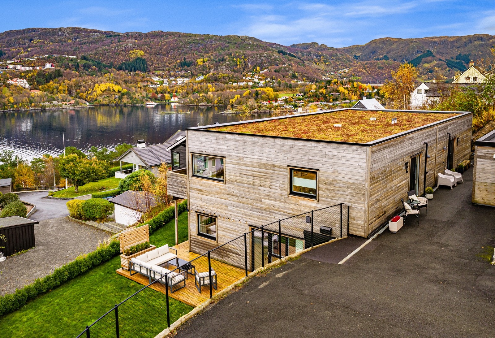 Fra boligen er det gangavstand til skole og barnehage, samt mange fine turområder. Galleribilde