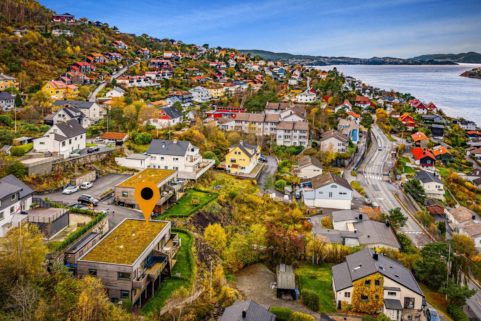 Fra boligen er det 15 min å gå opp til Langevatnet. Her kan man gå videre til Munkebotn, Sandviksfjellet, Fløyen, Rundemannen og de andre byfjellene. Galleribilde