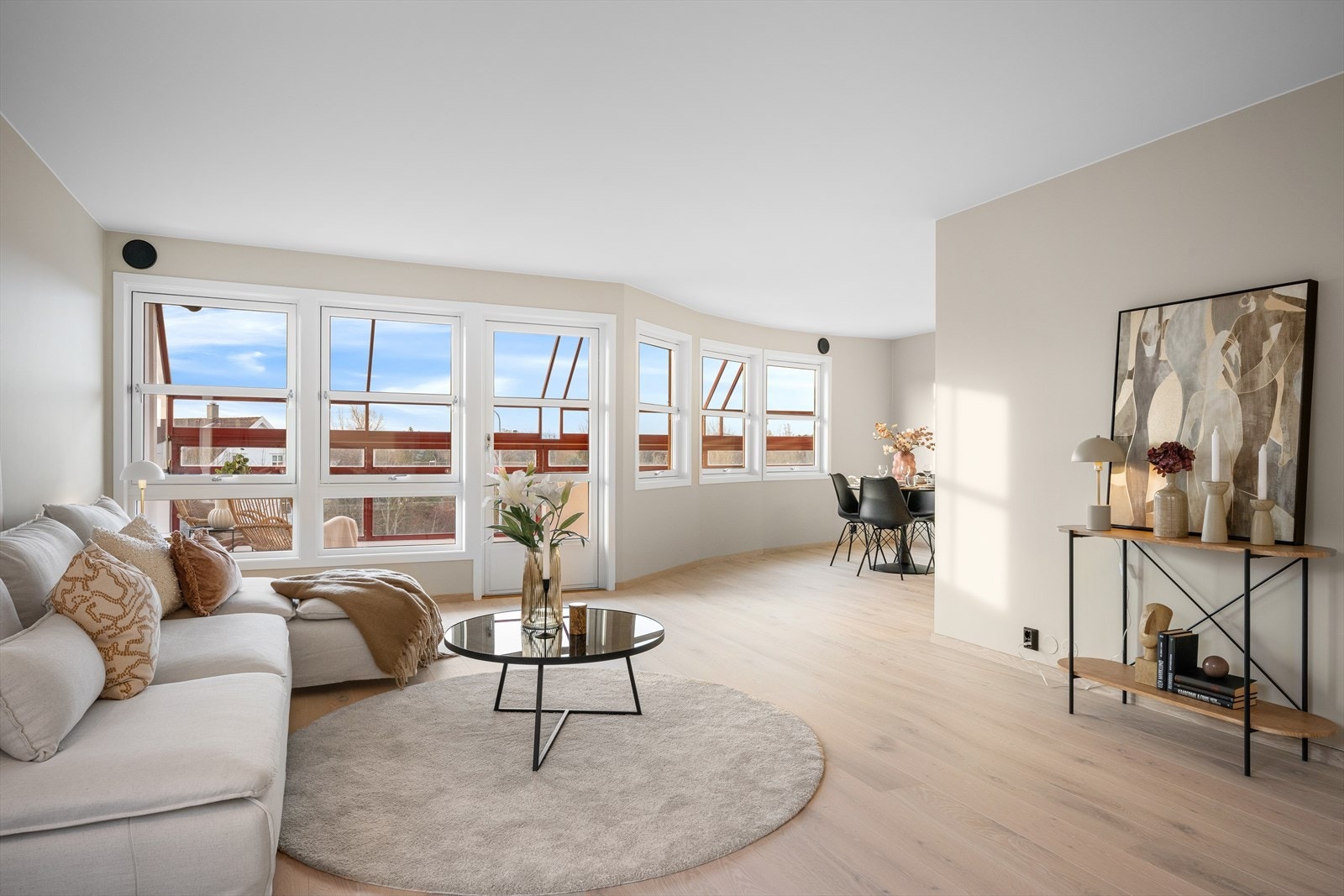 Nyoppusset (2026) og pen topp/ende leilighet med 2 soverom og solvendt innglasset balkong. Heis. Garasje. Kort vei til servicetilbud Galleribilde