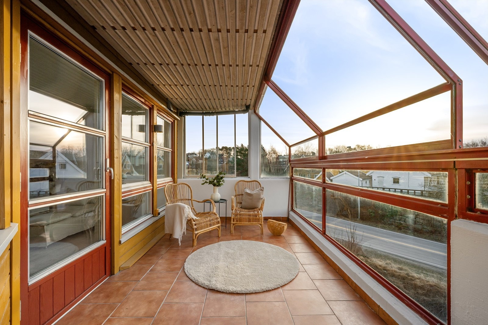 Innglasset balkong vendt mot sør - perfekte solforhold året rundt! Galleribilde