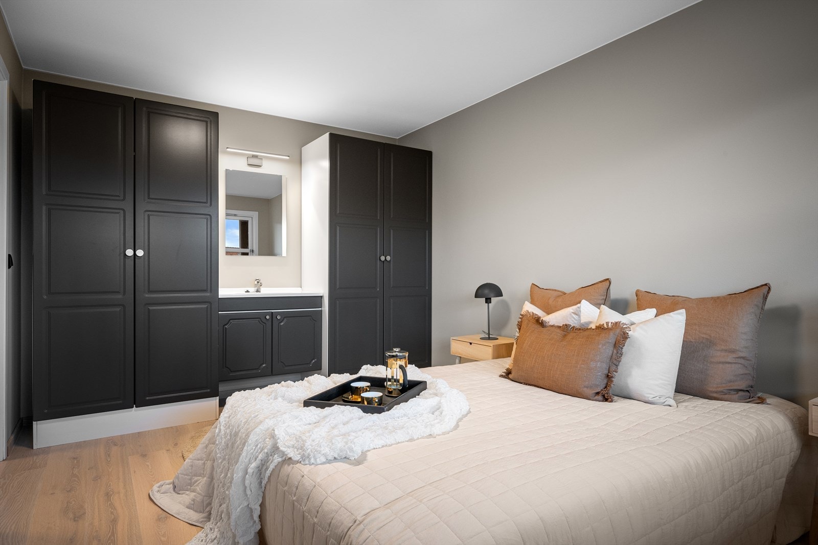 Soverom med nylakkerte fronter. Egen vask på soverommet. Galleribilde