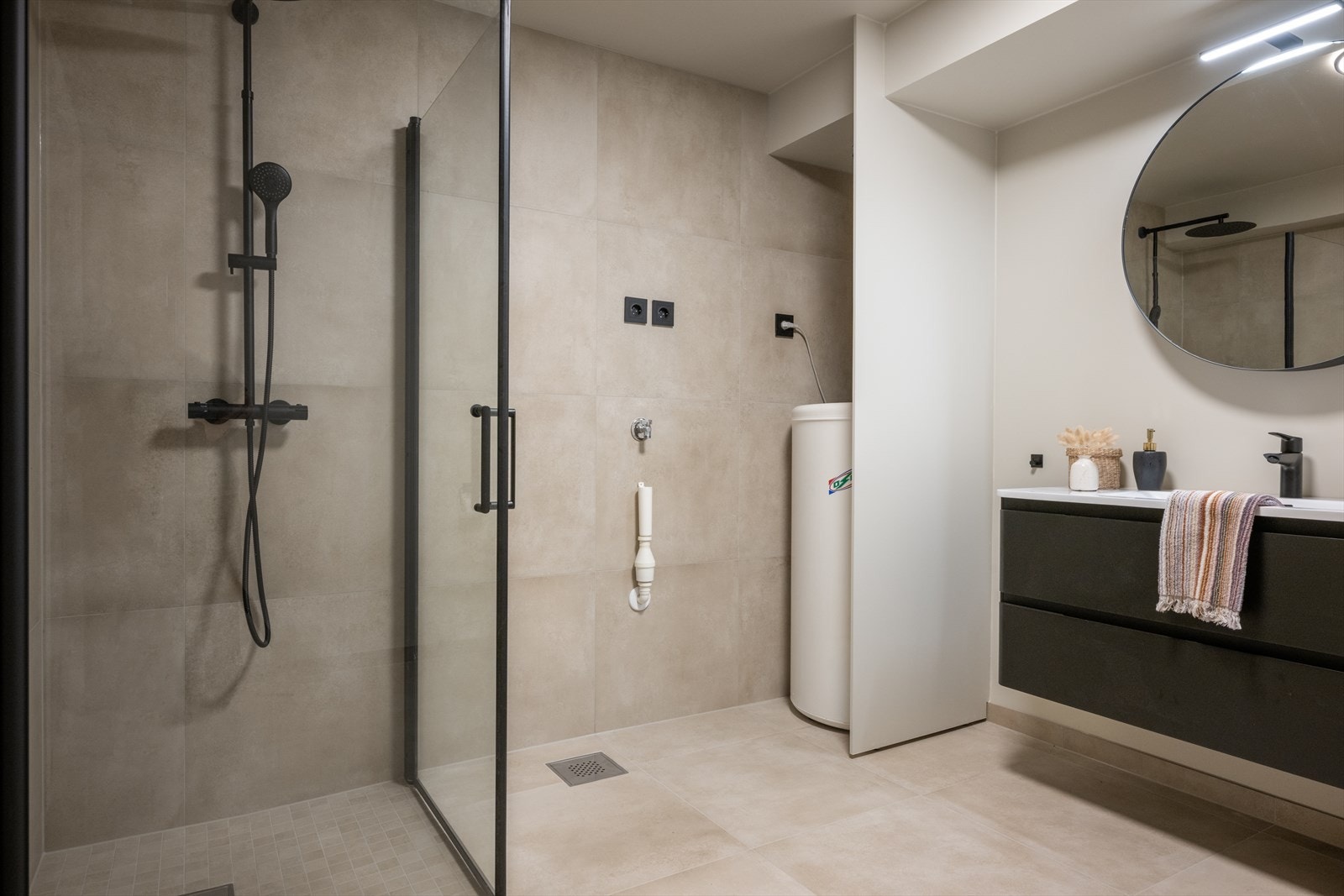 Flunkende nytt fliselagt bad og nymalte flater med sparkelslette vegger. Galleribilde