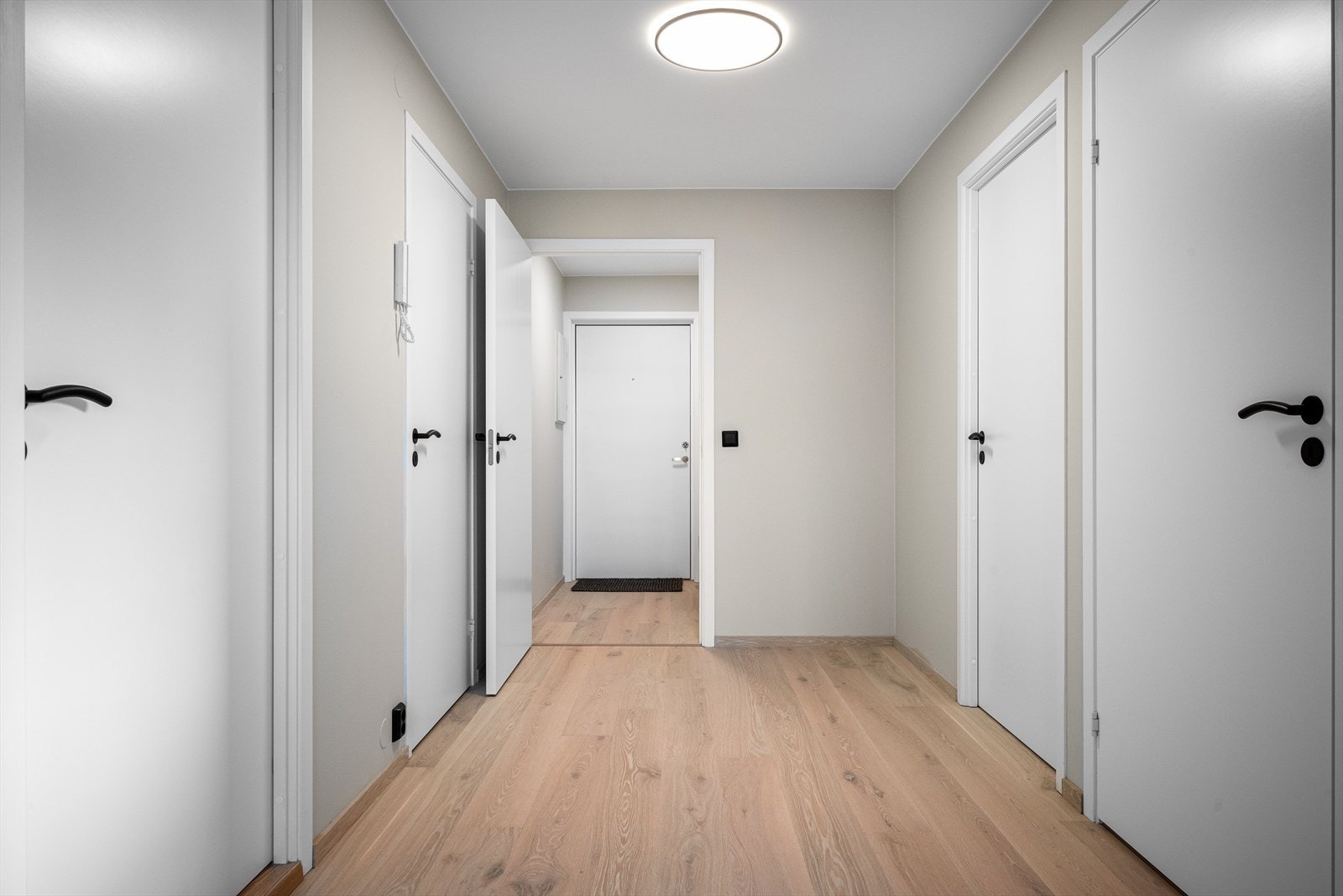 Romslig gang med nye innvendige dører Galleribilde