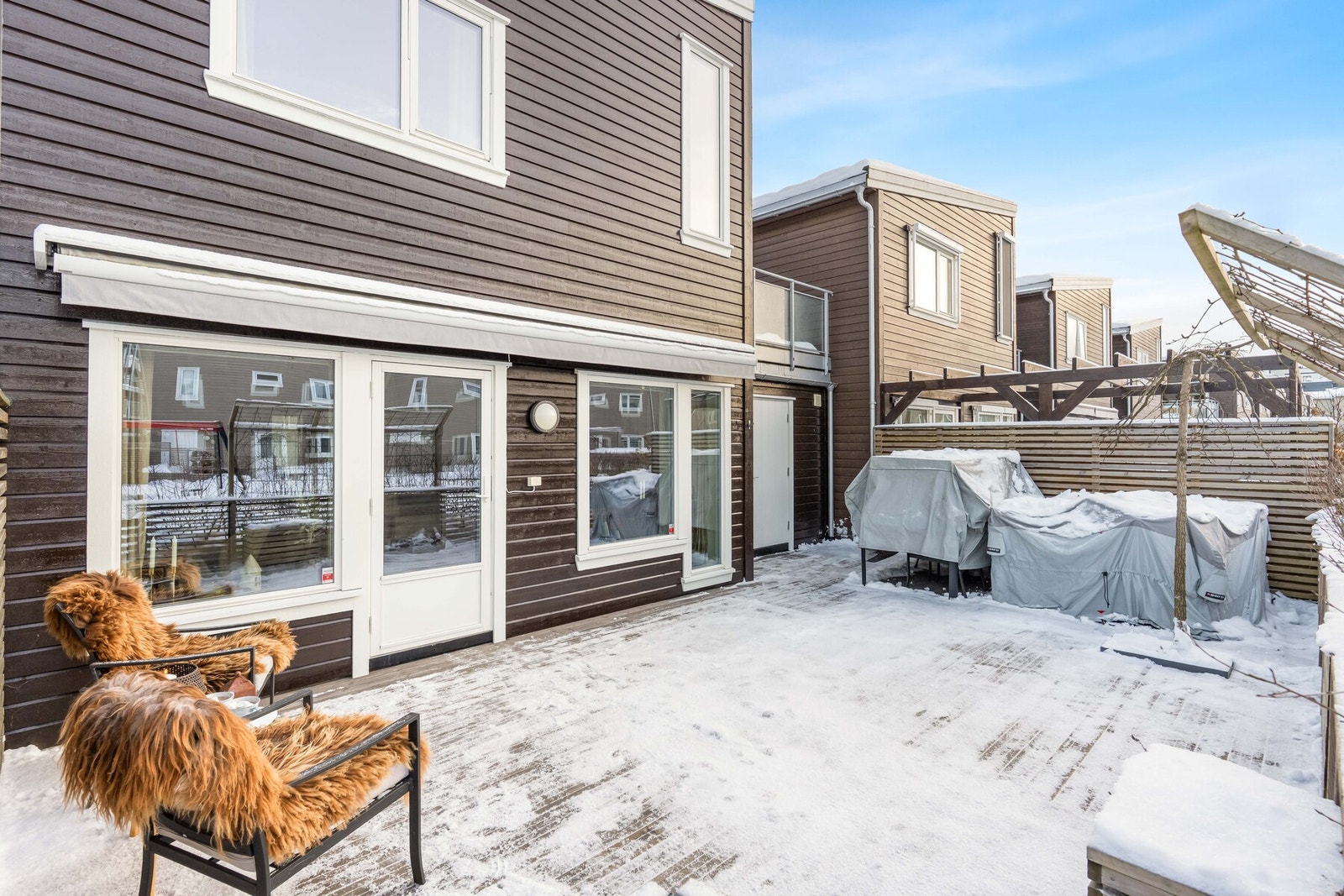 Fra stuen er det direkte utgang til en vestvendt markterrasse på ca. 42 kvm med levegger i tre. Galleribilde