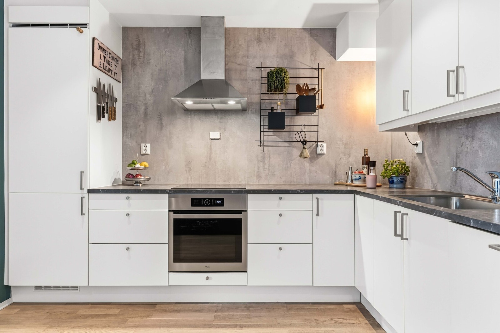 Stilrent kjøkken fra Sigdal i åpen løsning. Kjøkkenet er utformet i praktisk vinkelløsning, som gir godt med benke- og arbeidsplass. Galleribilde