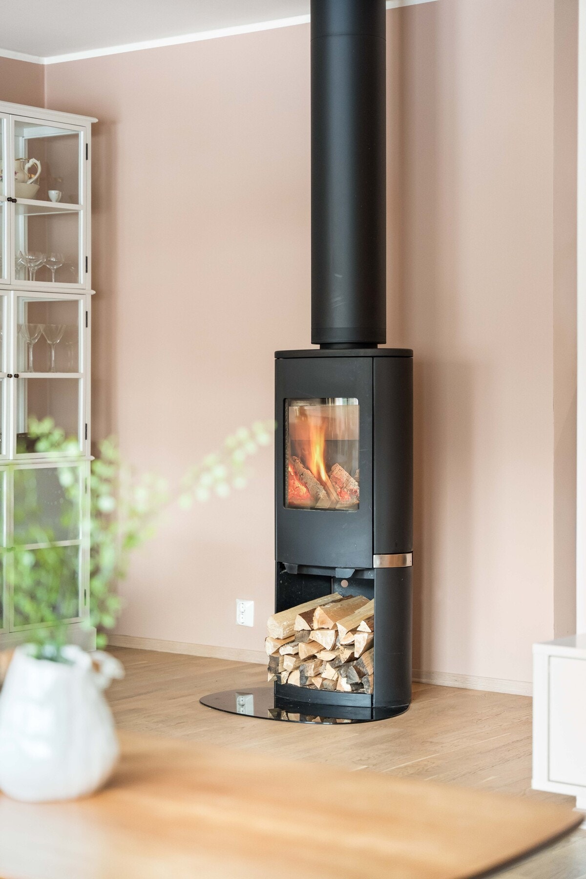 Den stilrene peisovnen varmer godt på kalde dager og gir en lun atmosfære til rommet. Galleribilde