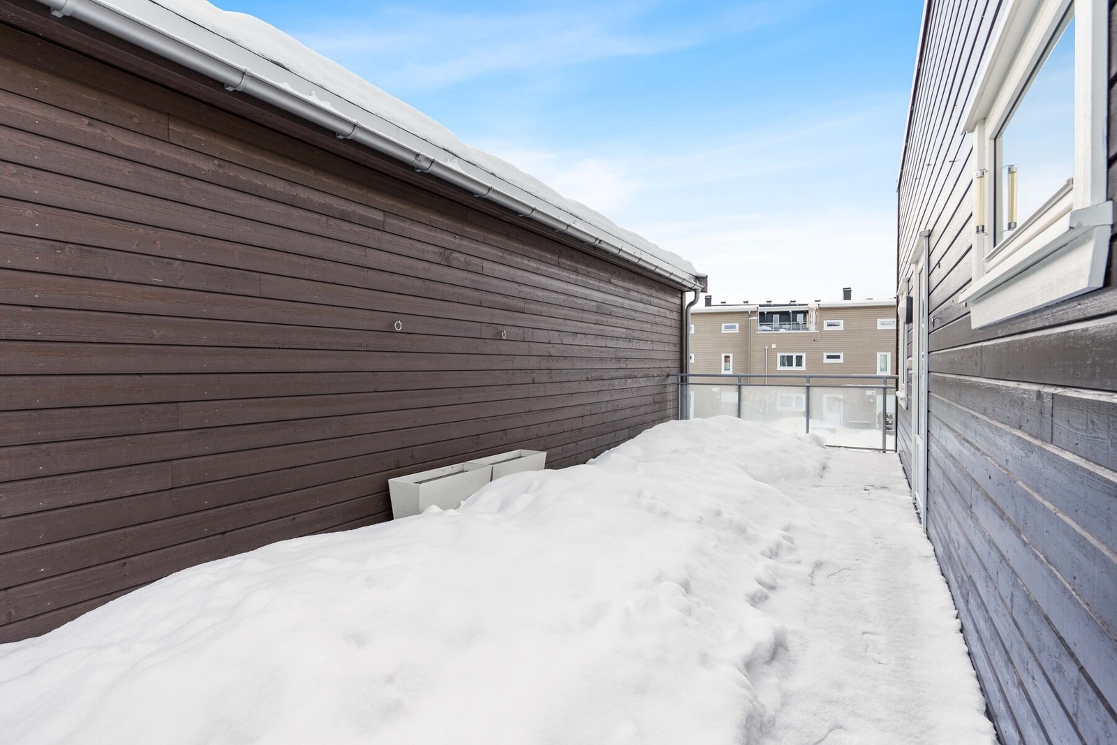 I boligens 2. etasje er det utgang til en sydvendt takterrasse på ca. 28 kvm, med god utsikt over nærområdet og solforhold store deler av dagen. Galleribilde