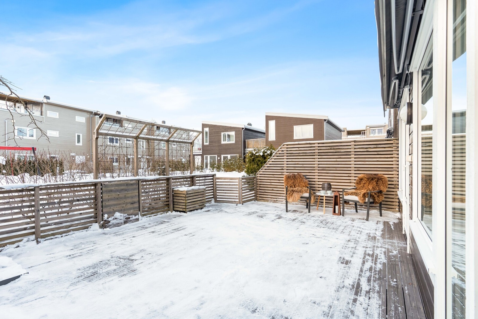 Det er installert en elektrisk markise som skjermer godt på de varmeste dagene. Gulvflater belagt med terrassebord. Galleribilde