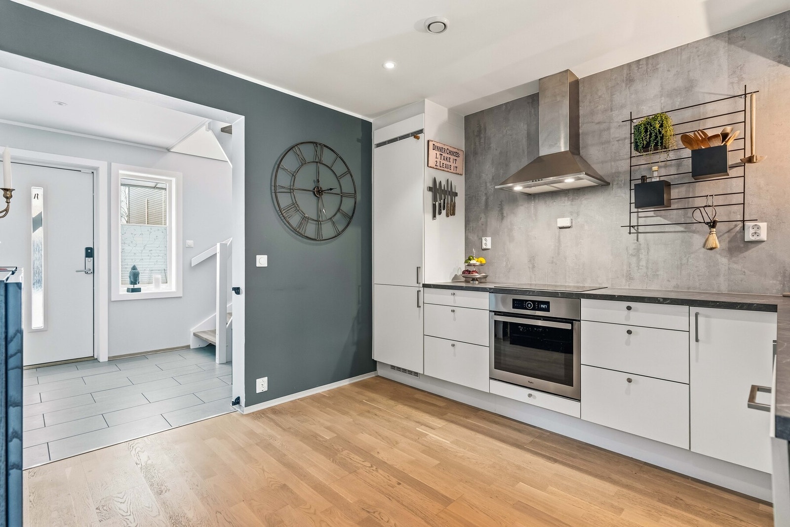 Av utstyr medfølger integrert stekeovn, platetopp, oppvaskmaskin, ventilator, samt kombinert kjøl/frys. Galleribilde