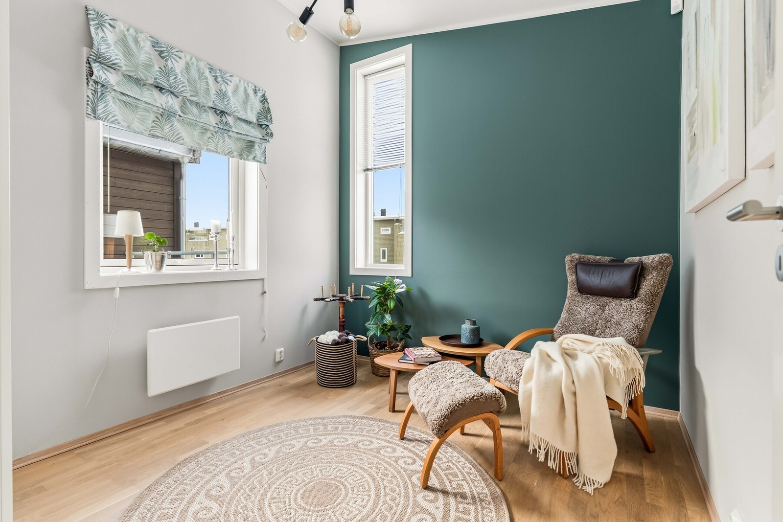 Soverom 2 fremstår som et koselig soverom med malte veggflater, lyspigmentert parkett på gulv og store vindusflater. Galleribilde