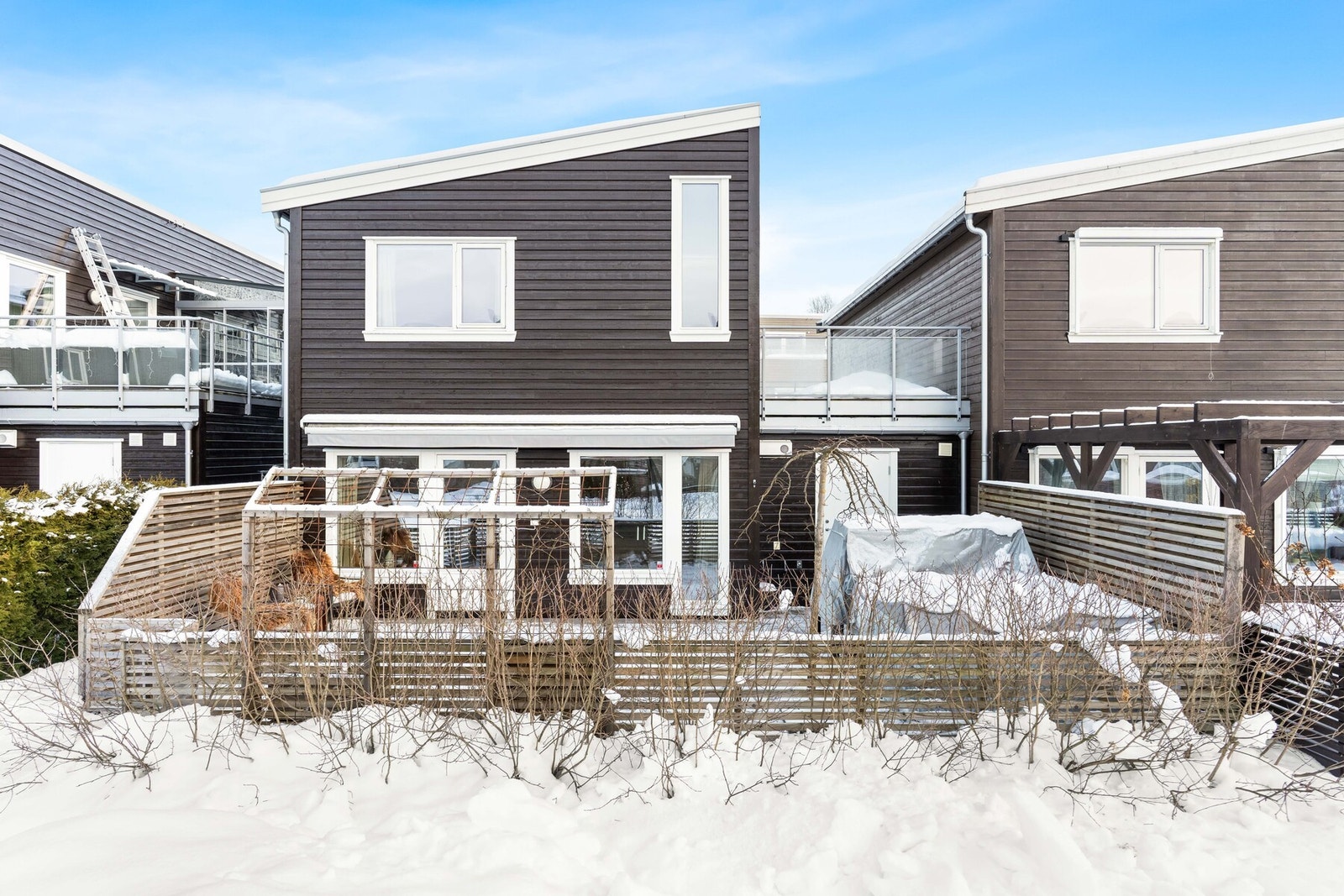 Boligen har en god intern beliggenhet i sameiet og vender inn mot flott og barnevennlig fellesareal. Galleribilde