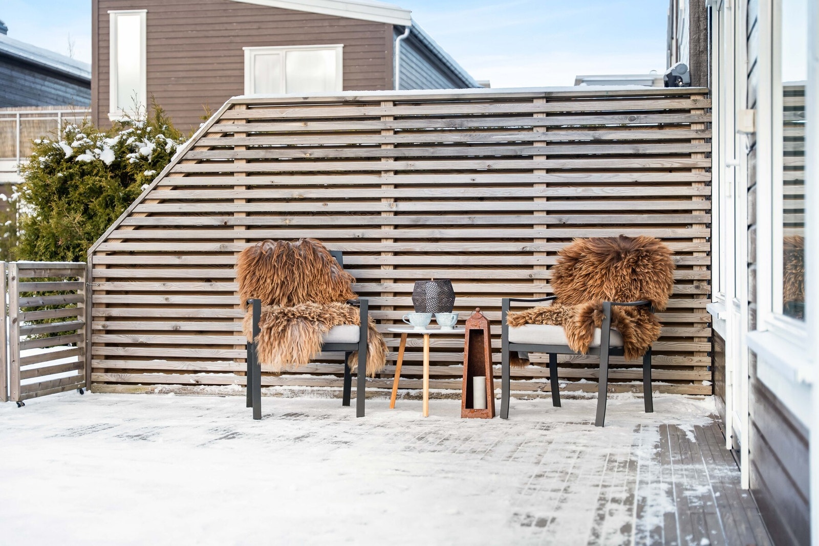 Plattingen ble oppført i 2018, og er utstyrt med både utebelysning og utvendig stikkontakt - perfekt for lange sommerkvelder. Galleribilde