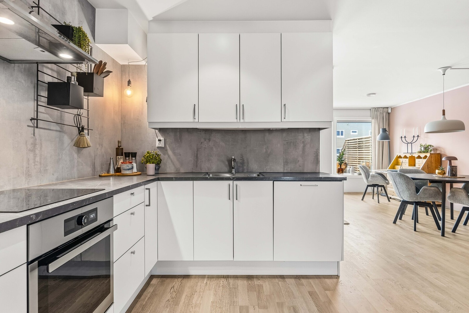 Det er satt inn moderne Kitchenboards i imitert betong mellom over- og underskap, samt downlights i himling. Galleribilde