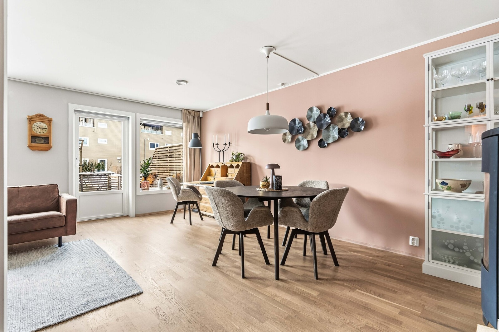 På gulvet er det lagt nydelig lyspigmentert parkett som strekker seg sømløst inn i kjøkkenet. Galleribilde