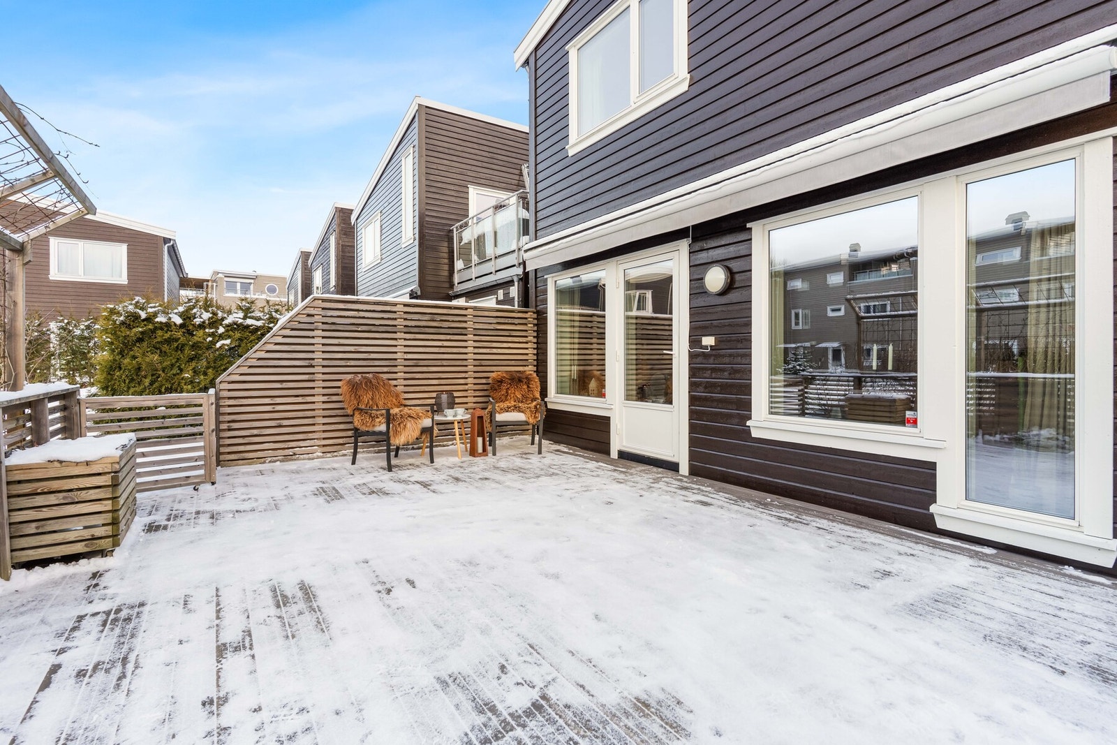 Her bor du i et rolig og etablert område med kort vei til skoler, barnehage, idrettsanlegg, tog og Jessheim sentrum. Galleribilde