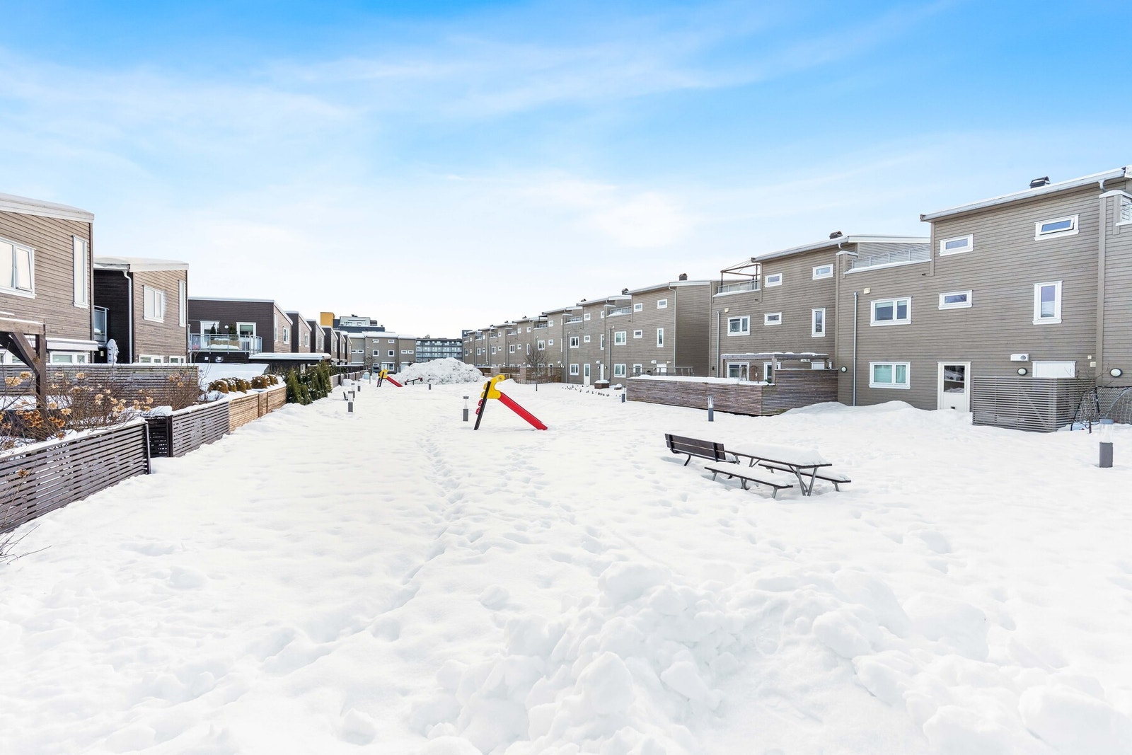 Fellesområdet er på hele 6.379 kvm og omfatter interne veier i Myrringen, lekeplass, grøntarealer og sosiale møteplasser - til fri benyttelse for beboerne. Galleribilde